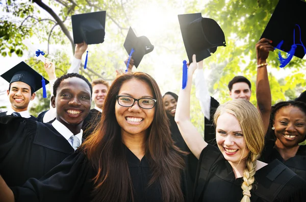 Estudantes celebrando o conceito de graduação — Fotografia de Stock