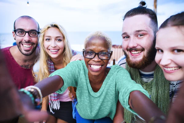 Amigos pasando el rato en la fiesta de la playa — Foto de Stock