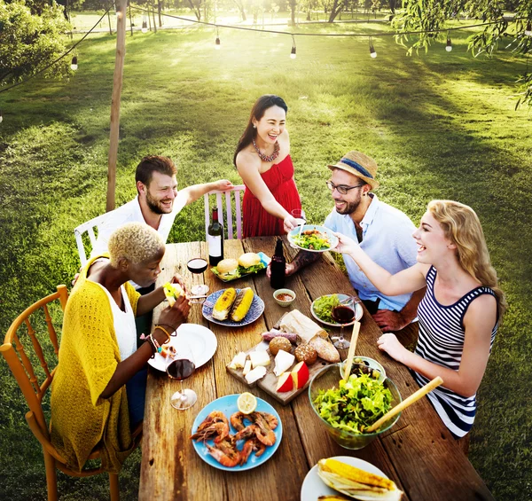Personas almorzando al aire libre —  Fotos de Stock