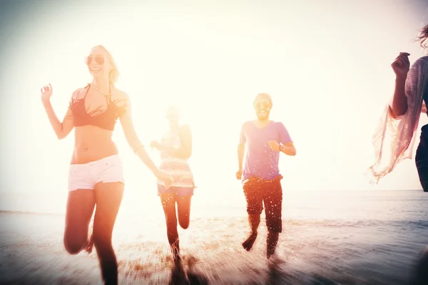 Happy friends having fun on the beach — Stock Photo, Image