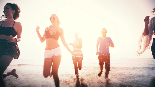 Happy friends having fun on the beach — Stock Photo, Image