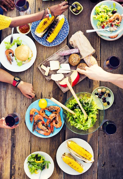 Deliciosa comida en la mesa de fiesta — Foto de Stock