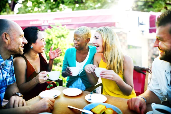 Gruppe von Freunden chillt im Freien — Stockfoto