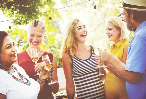 Gruppenmitglieder beim Picknick — Stockfoto