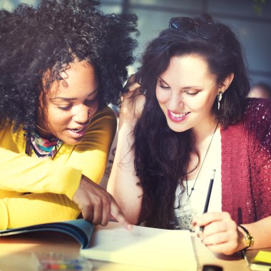 sınıfta okuyan kız öğrencilerin