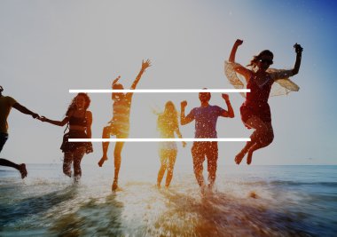 Mutlu arkadaşlar sahilde eğleniyor.