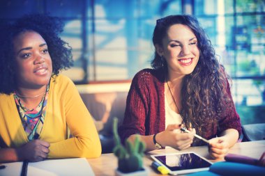 sınıfta okuyan kız öğrencilerin