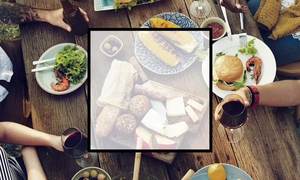 Amigos Comer al aire libre — Foto de Stock