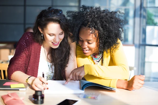 Studentinnen lernen im Klassenzimmer — Stockfoto