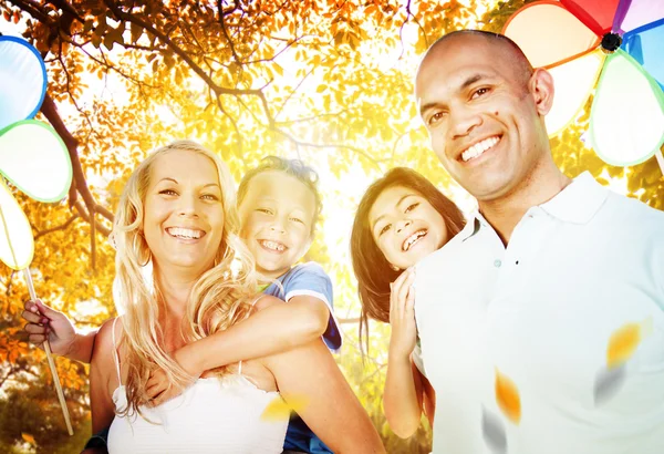 Família brincando ao ar livre — Fotografia de Stock