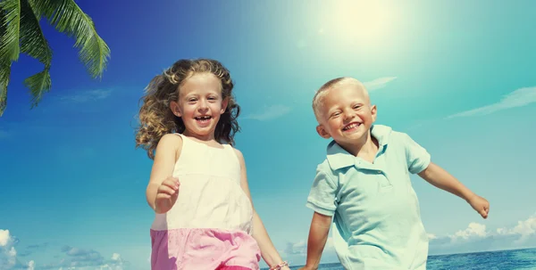 Fratello e sorella a beach concept — Foto Stock