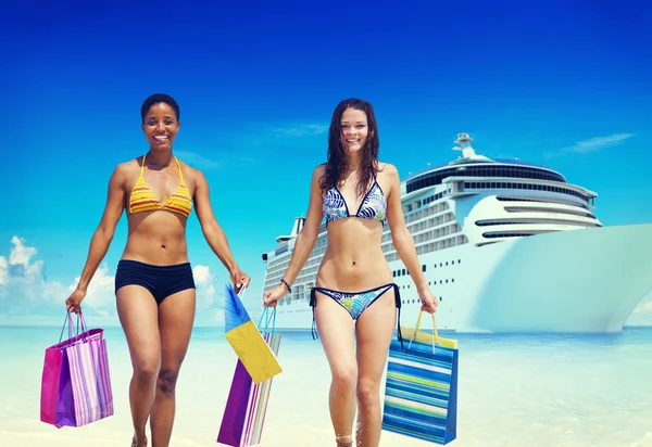 Kvinnor i Bikini med shoppingkassar koncept — Stockfoto