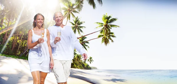 Paar bei Flitterwochen am tropischen Strand — Stockfoto