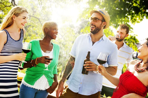 Amigos celebrando al aire libre —  Fotos de Stock