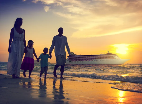 Familie mit Kindern im Strandkonzept — Stockfoto