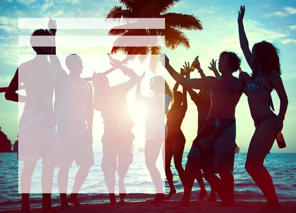 Άνθρωποι πανηγύριζαν στην παραλία το καλοκαίρι έννοια κόμμα — Φωτογραφία Αρχείου
