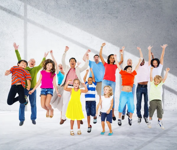 Diversità persone in piedi insieme — Foto Stock