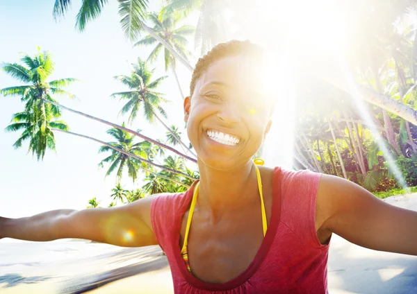 Afrikansk kvinna på strand, lycka koncept — Stockfoto