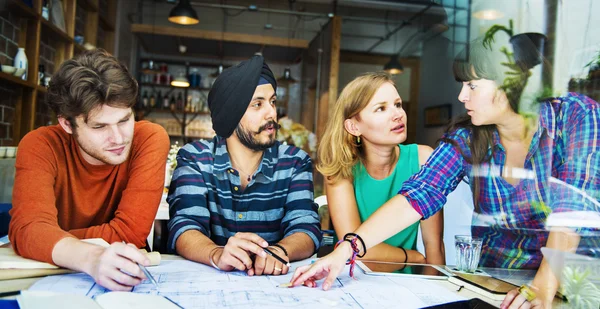 Gruppo di persone diverse che lavorano insieme — Foto Stock