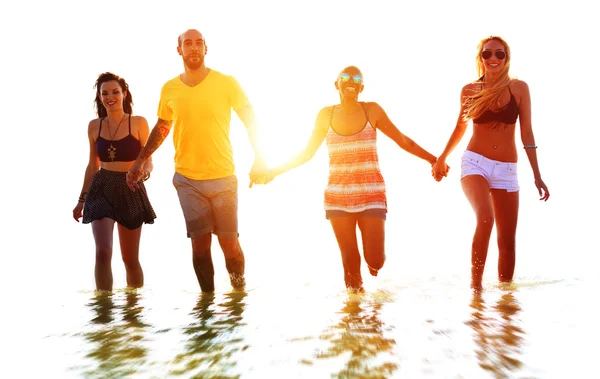 Amis heureux s'amuser sur la plage — Photo