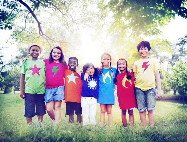 Gemeinsamkeit und Freundschaft der Kinder — Stockfoto