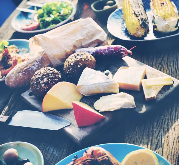 Heerlijk eten op tafel — Stockfoto