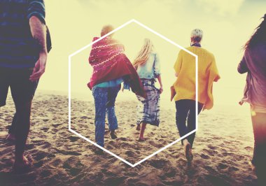 Mutlu arkadaşlar sahilde eğleniyor.