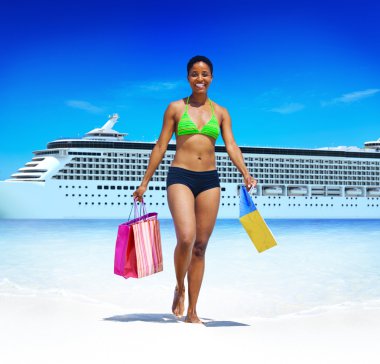 Bikini alışveriş torbaları konsepti ile kadın