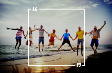 Mutlu arkadaşlar sahilde eğleniyor.