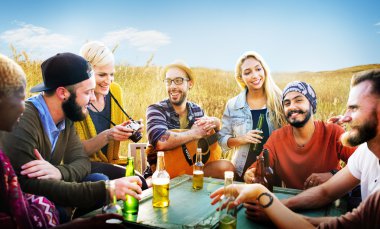 Dışarı asılı açık havada partide arkadaşlar