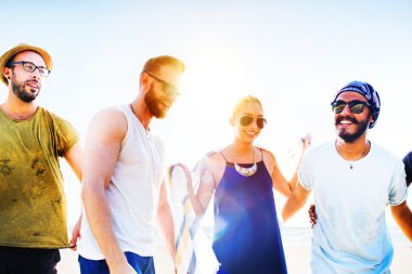 mutlu arkadaş sahilde