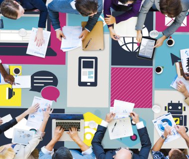 Grup iş adamları ve bilgisayar bulut