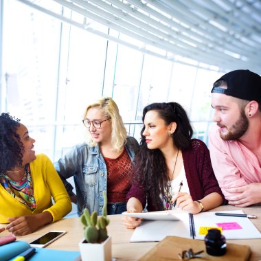 Çeşitli üniversite öğrencileri sınıfta beyin fırtınası