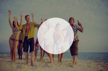 İnsanlar kutlayan plaj yaz parti kavramı