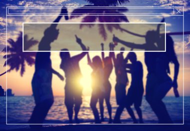 İnsanlar kutlayan plaj yaz parti kavramı