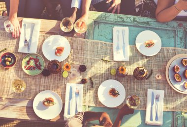 Grup insanlar üzerinde piknik