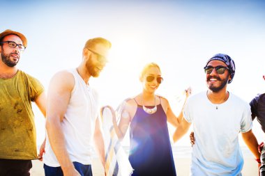 mutlu arkadaş sahilde