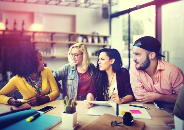 Çeşitli üniversite öğrencileri sınıfta beyin fırtınası