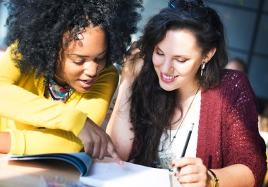 Çeşitli üniversite öğrencileri sınıfta beyin fırtınası