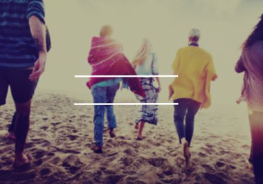 Mutlu arkadaşlar sahilde eğleniyor.