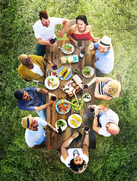 Vänner maten utomhus — Stockfoto