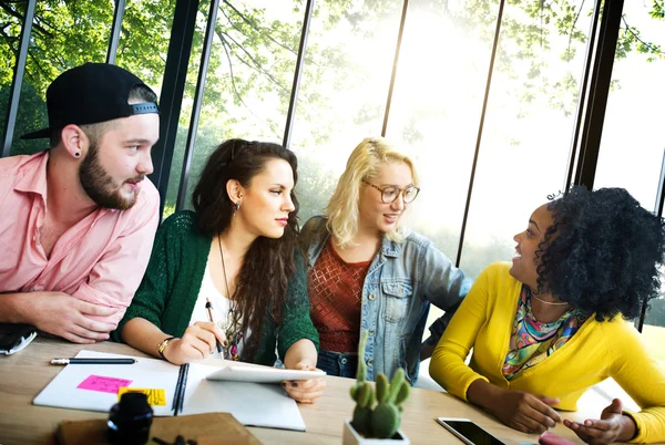 Olika studenter brainstorming i klassrummet — Stockfoto