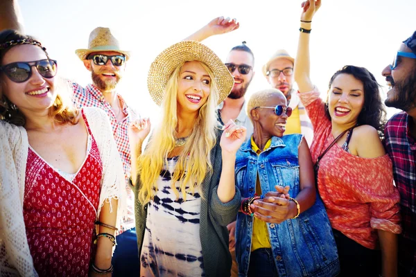 Freunde hängen auf der Beachparty ab — Stockfoto