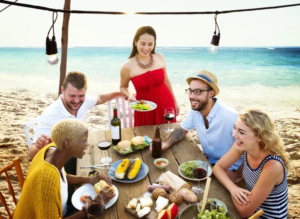 Amigos Comer al aire libre — Foto de Stock