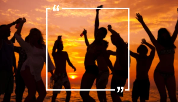 Ludzie doceniają na plaży lato Party koncepcja — Zdjęcie stockowe