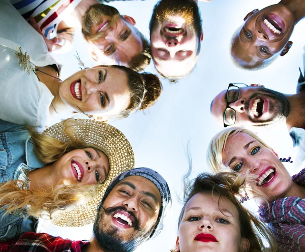 Amigos Huddle en el concepto de fiesta de vacaciones —  Fotos de Stock