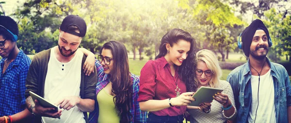 Studenten nutzen drahtlose Geräte — Stockfoto