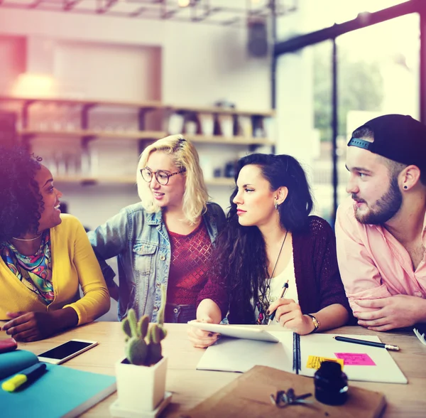 Olika studenter brainstorming i klassrummet — Stockfoto