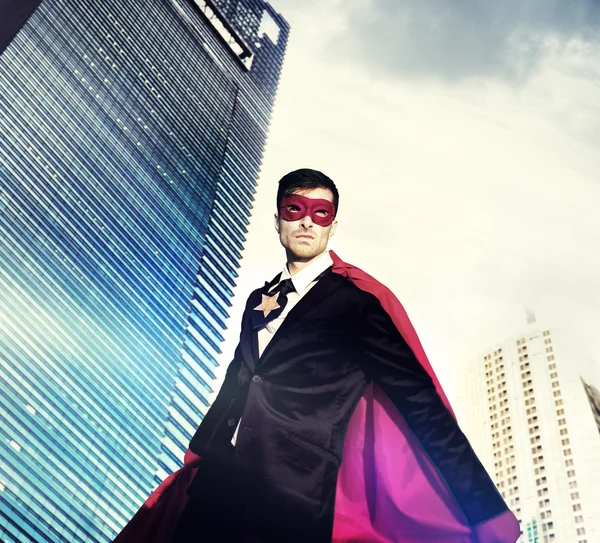 Superhelden-Geschäftsmann in der modernen Stadt — Stockfoto
