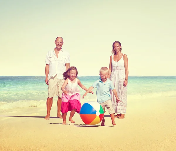 Familie am Strand im Ferienkonzept — Stockfoto